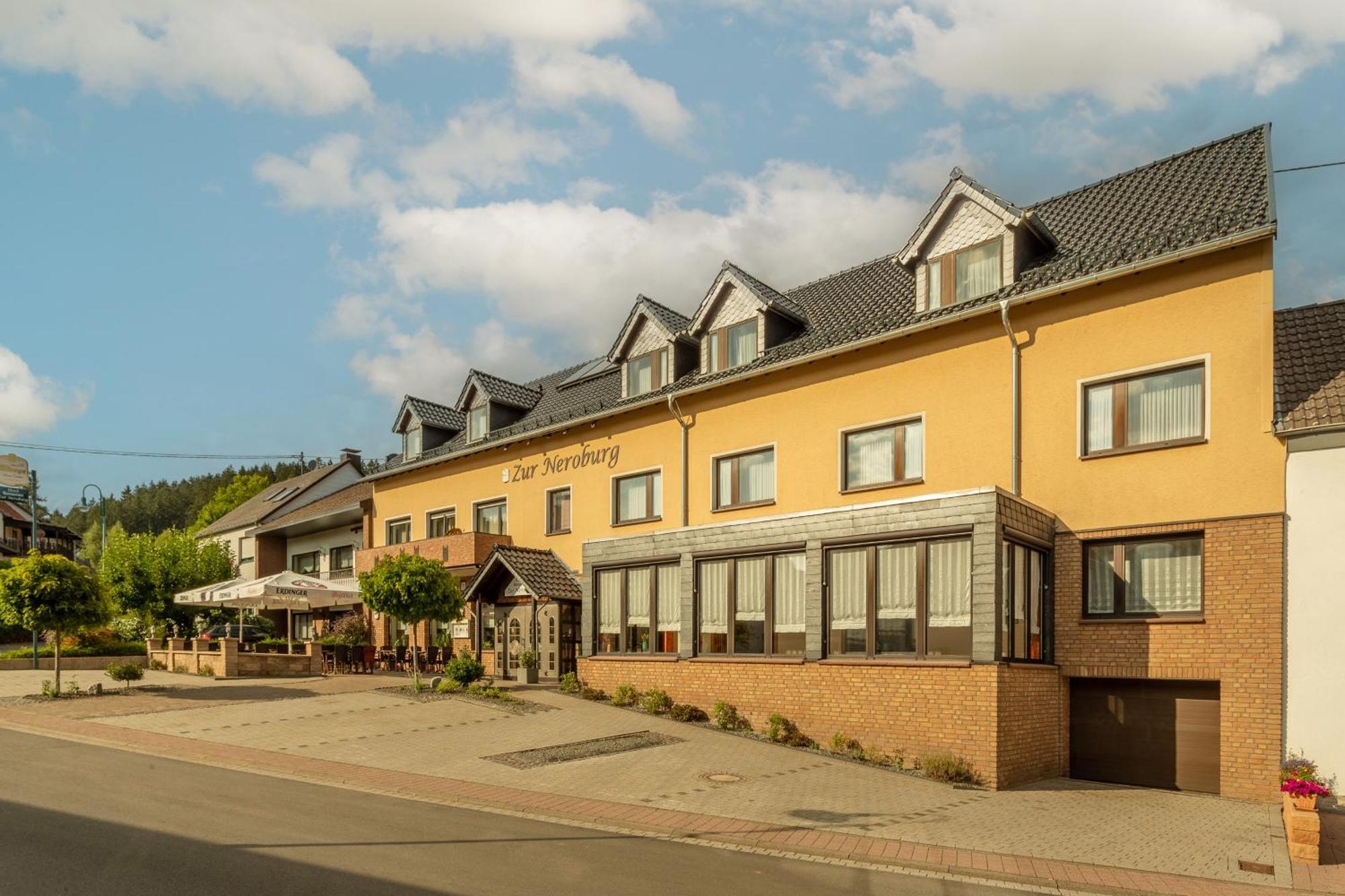 Hotel Restaurant Zur Neroburg Neroth Esterno foto